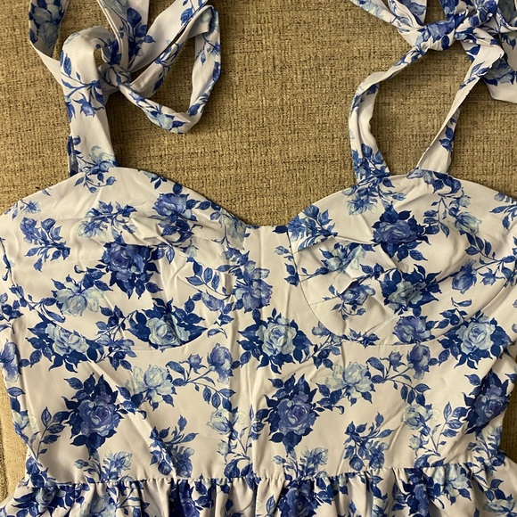 NWT Cupshe Floral print tiered dress, size Medium - Picture 3 of 9